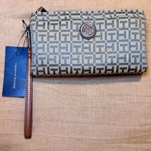 🆕 Tommy Hilfiger Women's Logo Monogram Jacquard Phone
Wristlet Wallet Clutch